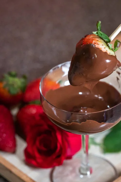 Close Van Een Vers Gedompelde Aardbei Pure Chocolade Met Een — Stockfoto