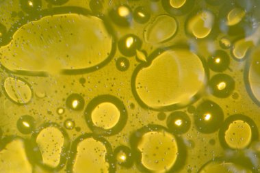 makro zeytinyağı soyut bir arkaplan olarak suyun üzerine düşer.