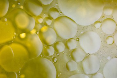 makro zeytinyağı soyut bir arkaplan olarak suyun üzerine düşer.