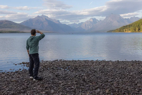 Homem Costa Olhando Para Incríveis Montanhas Outro Lado Lago Mcdonald — Fotografia de Stock