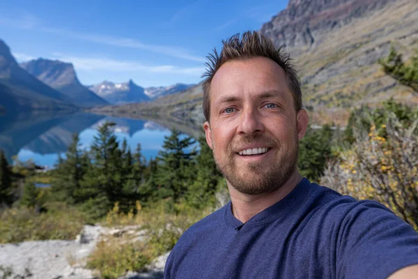Jongeman Neemt Een Selfie Het Mary Uitkijkpunt Gletsjer Nationaal Park — Stockfoto