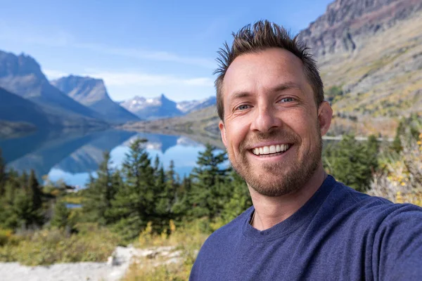 Jongeman Neemt Een Selfie Het Mary Uitkijkpunt Gletsjer Nationaal Park — Stockfoto