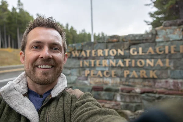 Mężczyzna Robi Sobie Selfie Przed Wejściem Waterton Pobliżu Granicy Kanadyjskiej — Zdjęcie stockowe
