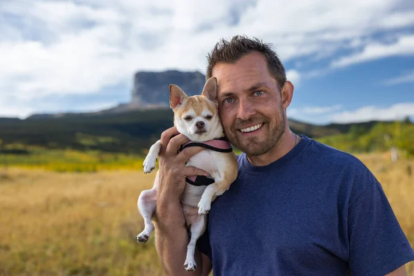 Man Holding His Best Friend Travel Companion Chief Mountain Background — Stock Photo, Image