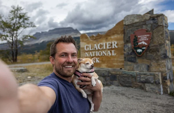 Mężczyzna Jego Najlepszy Przyjaciel Chihuahua Robią Sobie Selfie Przed Znakiem — Zdjęcie stockowe