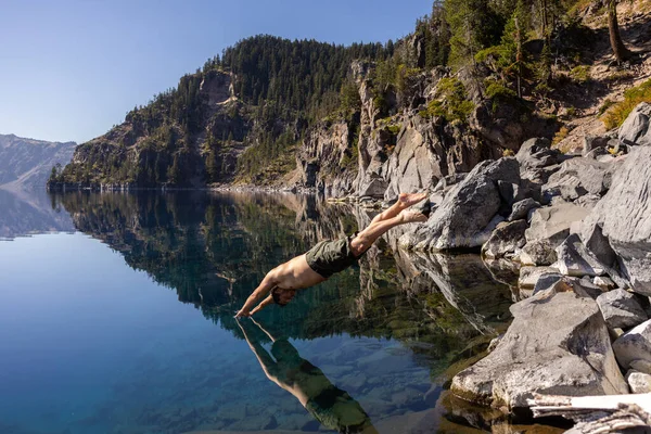 Człowiek Pływający Crater Lake Oregon Piękne Spokojne Popołudnie Szlak Cleetwood — Zdjęcie stockowe