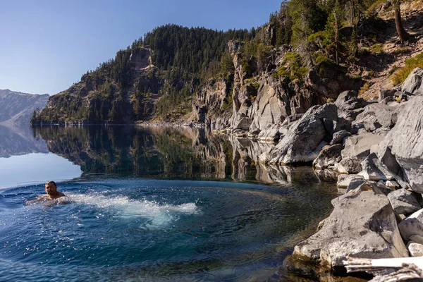 Man Pergi Untuk Berenang Crater Lake Oregon Sore Yang Tenang — Stok Foto
