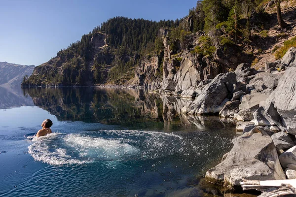 Man Going Swim Crater Lake Oregon Beautiful Calm Afternoon Cleetwood — Fotografia de Stock