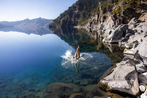 Man Going Swim Crater Lake Oregon Beautiful Calm Afternoon Cleetwood — Fotografia de Stock