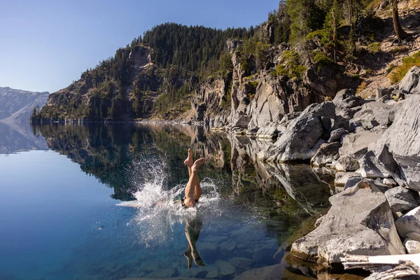 Man Pergi Untuk Berenang Crater Lake Oregon Sore Yang Tenang — Stok Foto