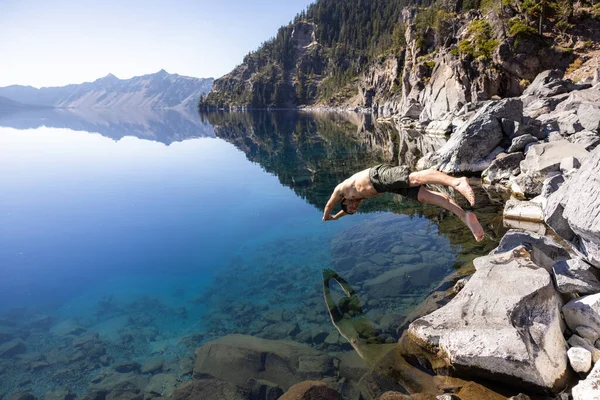 Man Going Una Nuotata Nel Lago Crater Oregon Bel Pomeriggio — Foto Stock