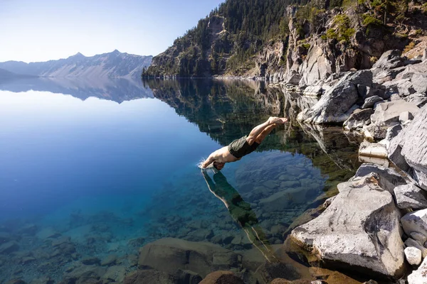 Man Going Swim Crater Lake Oregon Beautiful Calm Afternoon Cleetwood — Fotografia de Stock