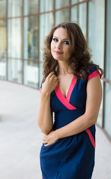 güzel bir iş kadını, arka planda modern ofis