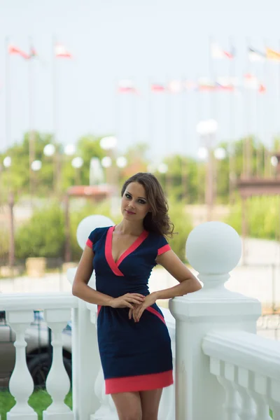 güzel bir iş kadını, arka planda modern ofis