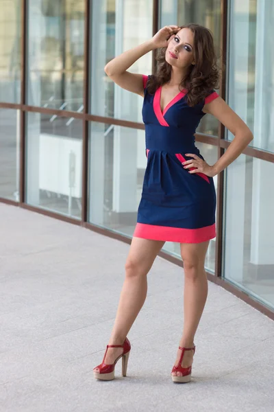 güzel bir iş kadını, arka planda modern ofis