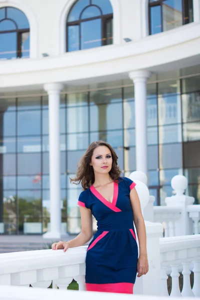 güzel bir iş kadını, arka planda modern ofis