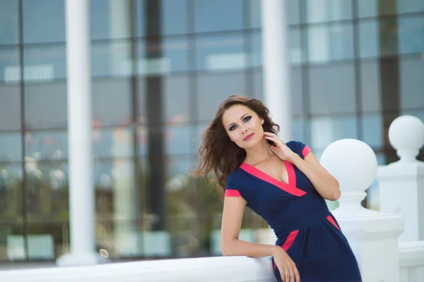 güzel bir iş kadını, arka planda modern ofis