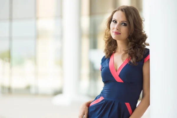 güzel bir iş kadını, arka planda modern ofis