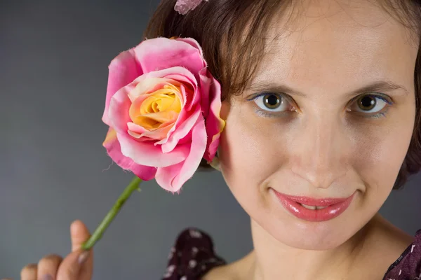 Gül izole üzerinde siyah stüdyo çekim çekici beyaz gülümseyen kadın portresi