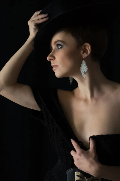 şapkalı güzel seminude kız moda sanat portre