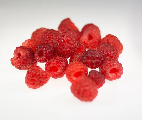 beyaz zemin üzerine izole ahududu yakın çekim