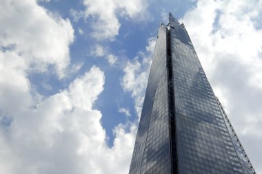 gökdelen ve gökyüzü