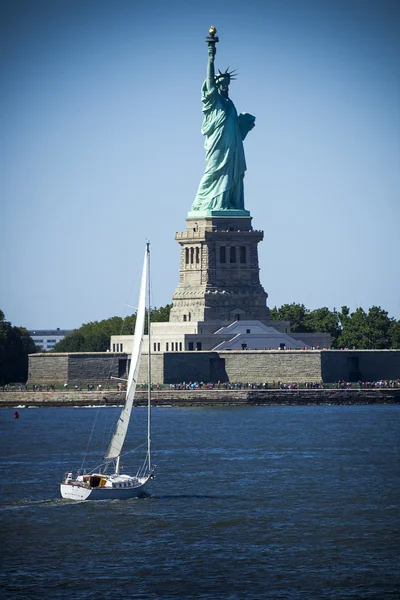 Staty av liberty och yacht — Stockfoto