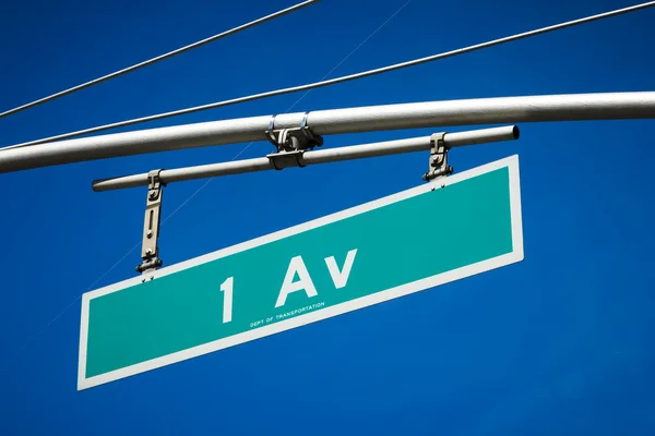 Első avenue road jele — Stock Fotó