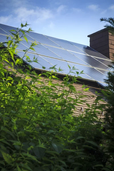 Painéis solares na casa — Fotografia de Stock