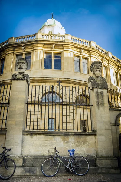 Studentenfahrräder an der Universität Oxford — Stockfoto