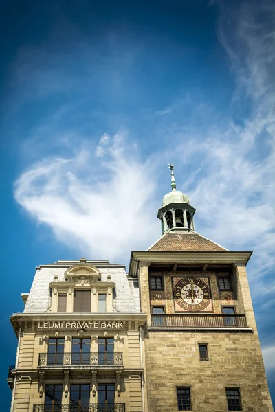 Genève clock tower en bank — Stockfoto