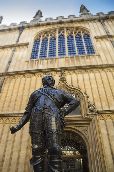 Oxford Üniversitesi'nde heykel — Stok fotoğraf