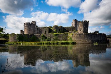Caerphilly Kalesi Galler 'deki hendeğe yansıdı