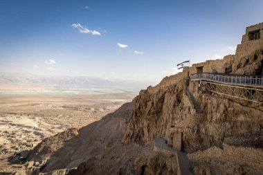 Masada antik kalesi Ölü Deniz manzaralı