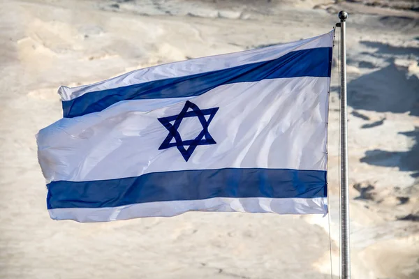 太陽の下で砂漠の上を飛ぶイスラエルの旗 — ストック写真