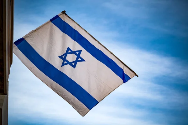 青い空と白い雲に対するイスラエルの旗 — ストック写真