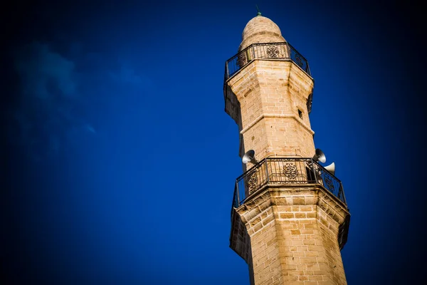 Мечеть Башня Сильном Солнечном Свете Против Глубокого Голубого Неба — стоковое фото