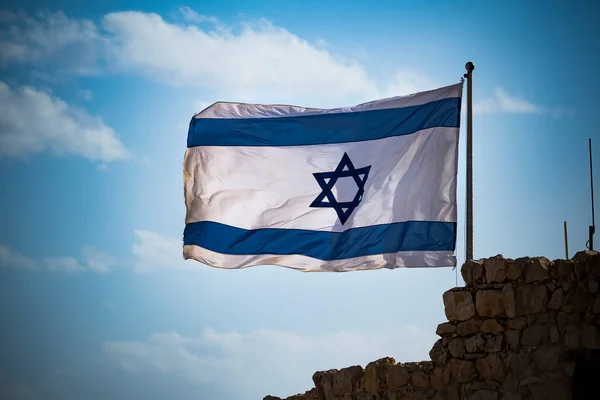 曇った空に対して強い翼になびくイスラエルの旗 — ストック写真
