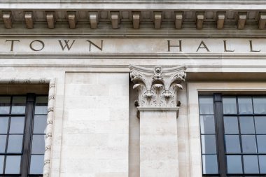 Beyaz Taş Şehir Binası 'ndaki belediye binası tabelası.