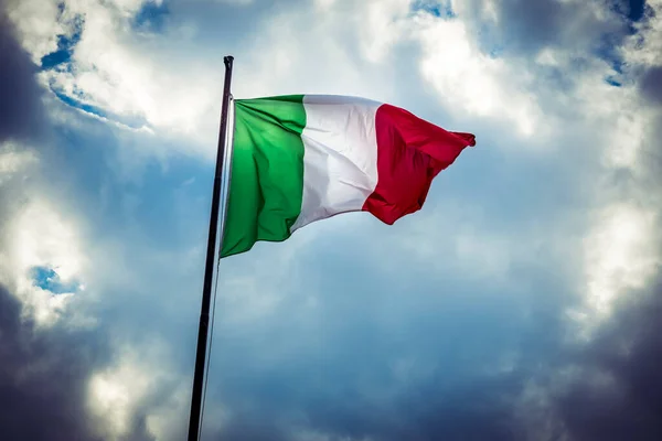 Bandera Nacional Italiana Ondeando Contra Cielo Malhumorado —  Fotos de Stock