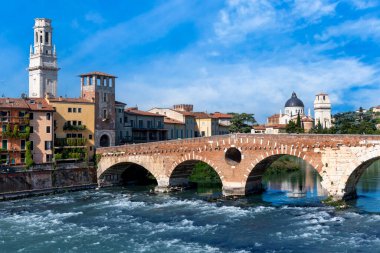 Verona 'daki Adige Nehri üzerindeki Ponte Pietra.