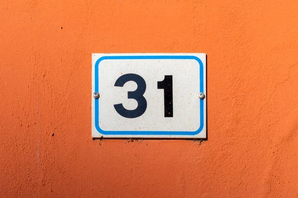 Nummer Einunddreißig Auf Emaille Platte Orangefarbener Wand — Stockfoto