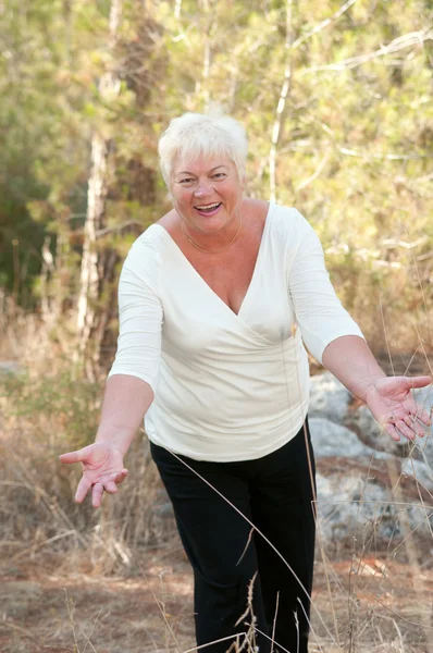 Старшая женщина занимается спортом в парке  . — стоковое фото