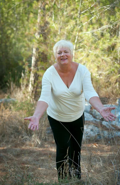 Senior mulher exercitando fora no parque  . Imagens De Bancos De Imagens Sem Royalties