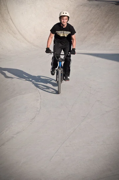 Menino de bicicleta  . — Fotografia de Stock