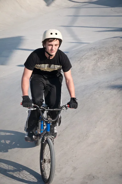 Menino de bicicleta  . — Fotografia de Stock