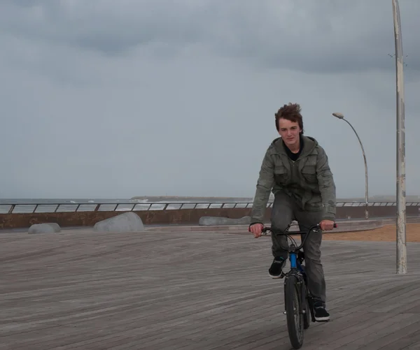 Ragazzo in bicicletta  . — Foto Stock