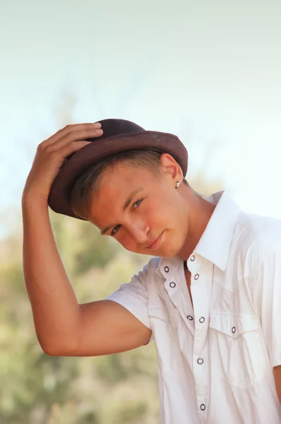 Portrait of a teenage boy in the park . — Stock Photo, Image