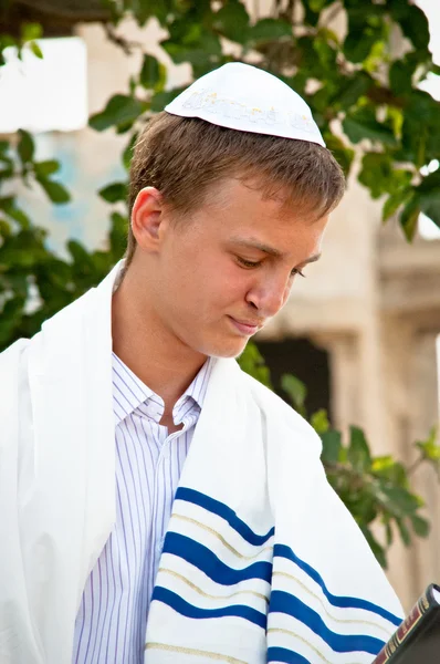 Mladý židovský muž dělá modlitby . — Stock fotografie