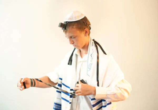 Young Jewish man does prayers . — Stock Photo, Image
